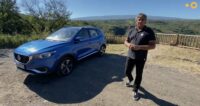 MG ZS EV bleu et malik unia