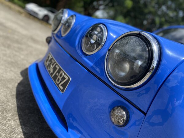 Phare d'une Renault dauphine bleue de 1959