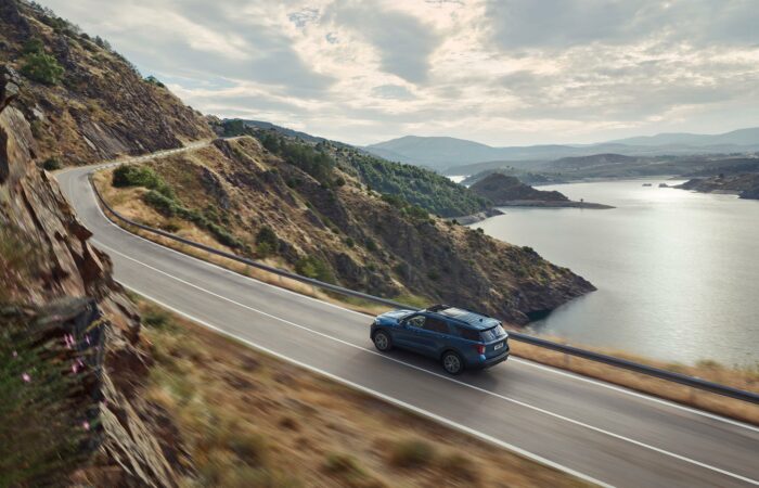 Ford Explorer sur la route face à la mer