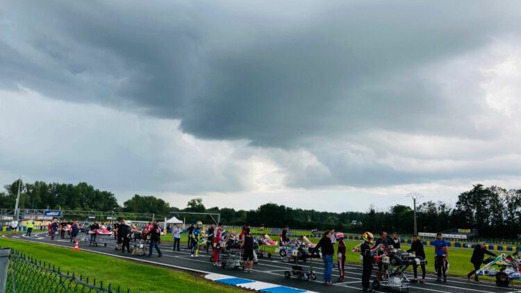 Ciel menaçant sur la piste lors de la finale du championnat de France de karting 2021