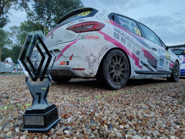 La Clio de Margot Dupuy devant le trophée du rallye coeur de France