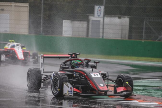 La voiture de Reshad de Gerus sous la pluie à Monza