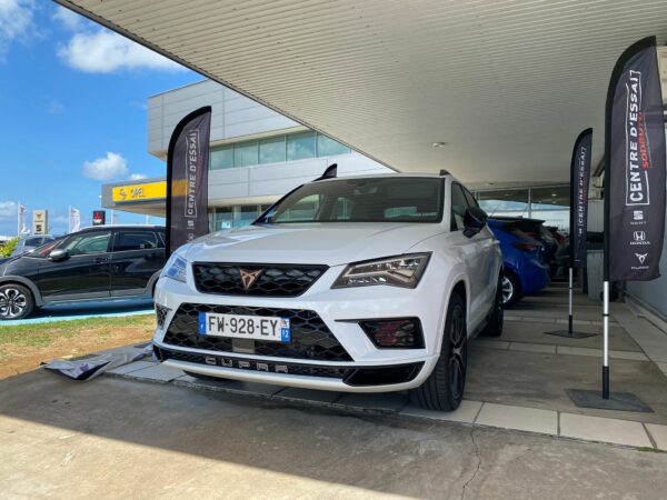 Cupra Formentor en exposition à l’extérieur de la concession Sodauto