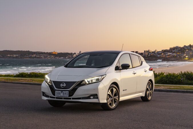 Nissan Leaf blanche devant la mer