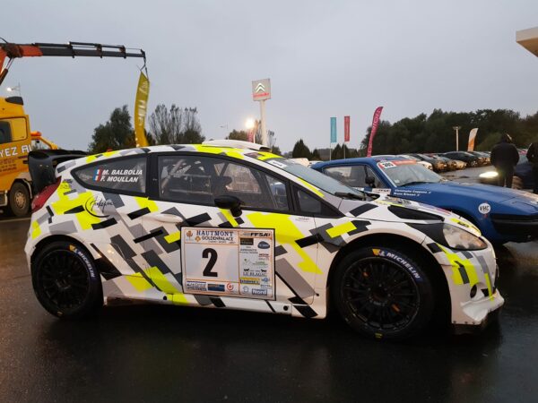 La Ford fiesta de Farouk Moullan dans le parc fermé du rallye de charlemagne en 2021