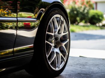 Pneus De Voiture Silencieux à L'intérieur Ou Avec Isolation Acoustique Des  Morceaux De Polystyrène Collés à L'intérieur D'un Pneu De Voiture Réduiront  Le Bruit Dans Une Voiture De Sport