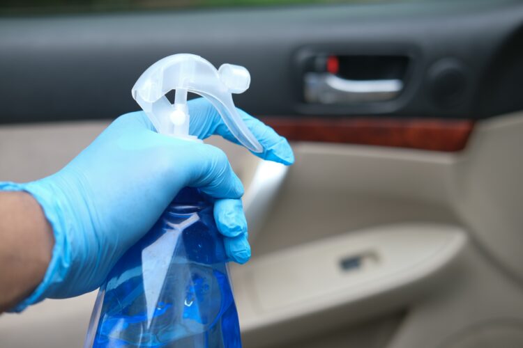 Nettoyer les vitres de sa voiture : les 10 astuces - Oovango