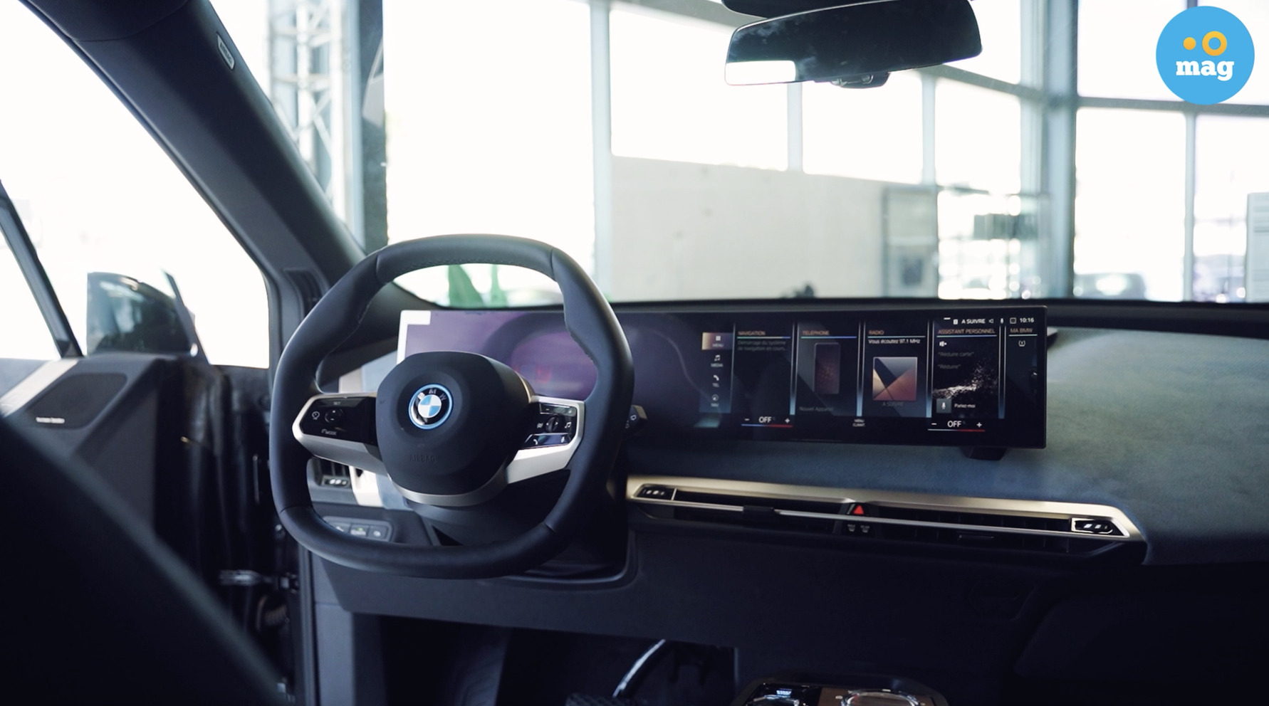 BMW iX xDrive40 : un intérieur moderne et minimaliste - Oovango