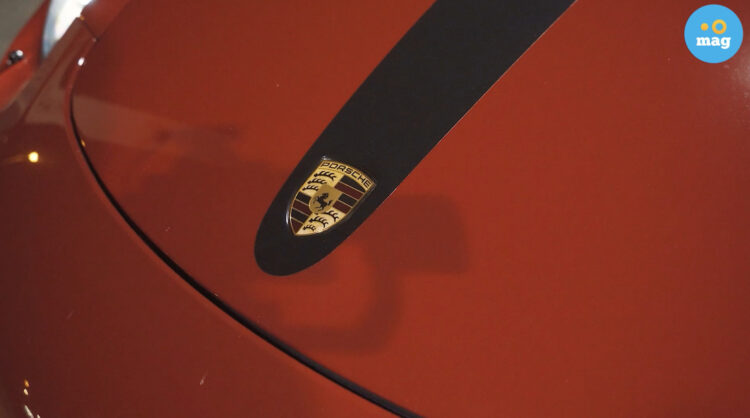 Bouclier du logo Porsche sur une Cayman GTS