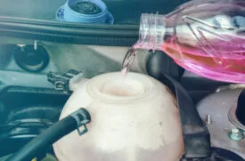 Mélange d'eau et de liquide de refroidissement : quels risques pour sa  voiture? - Oovango