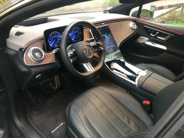 Mercedes EQE 350 intérieur chauffeur