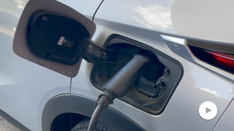 Comment recharger une batterie de voiture ?