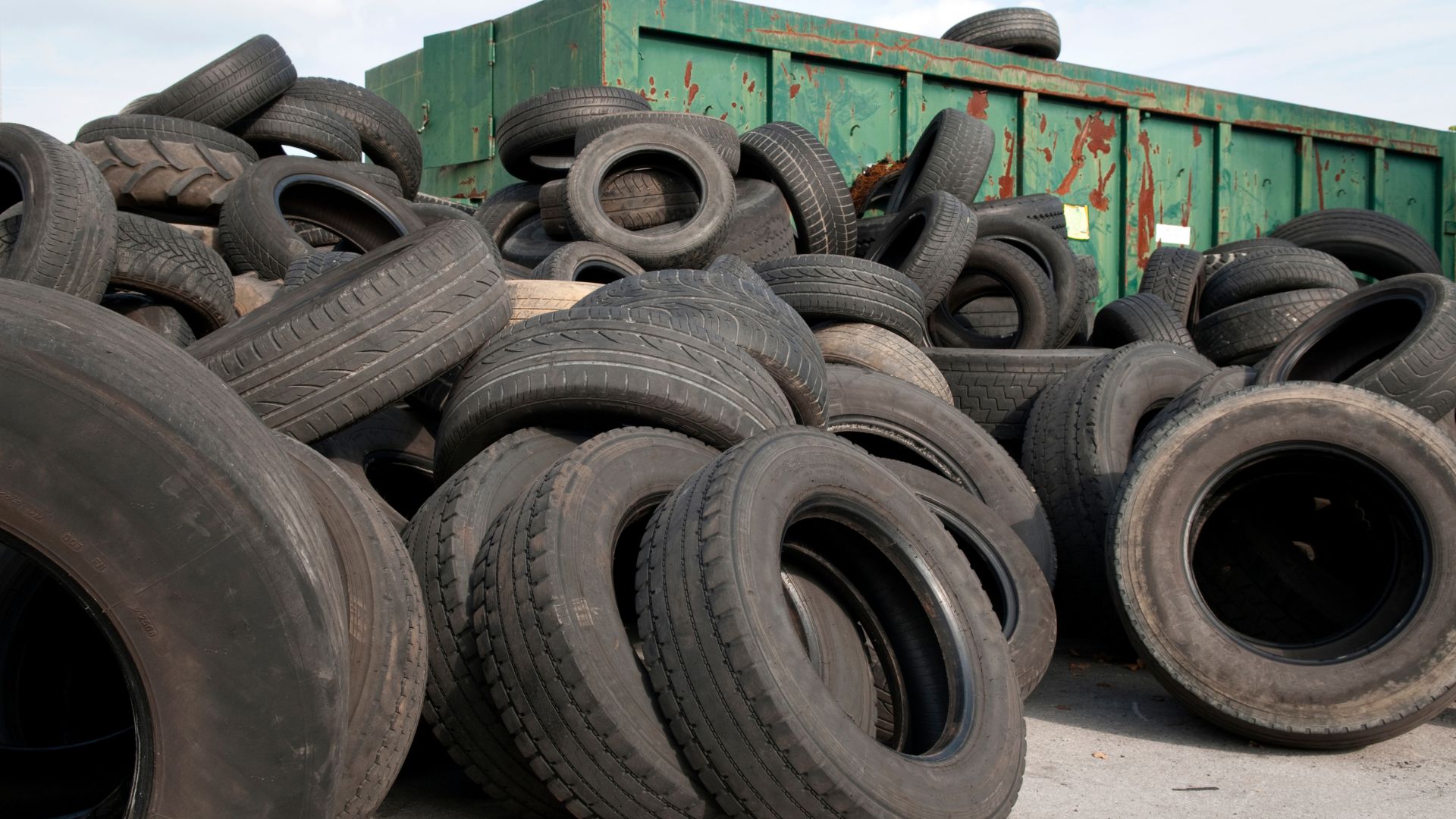 Le recyclage des pneus, un défi en Outre-mer
