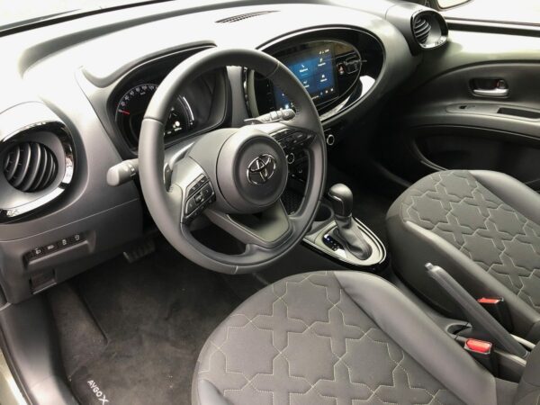 Toyota Aygo X intérieur chauffeur