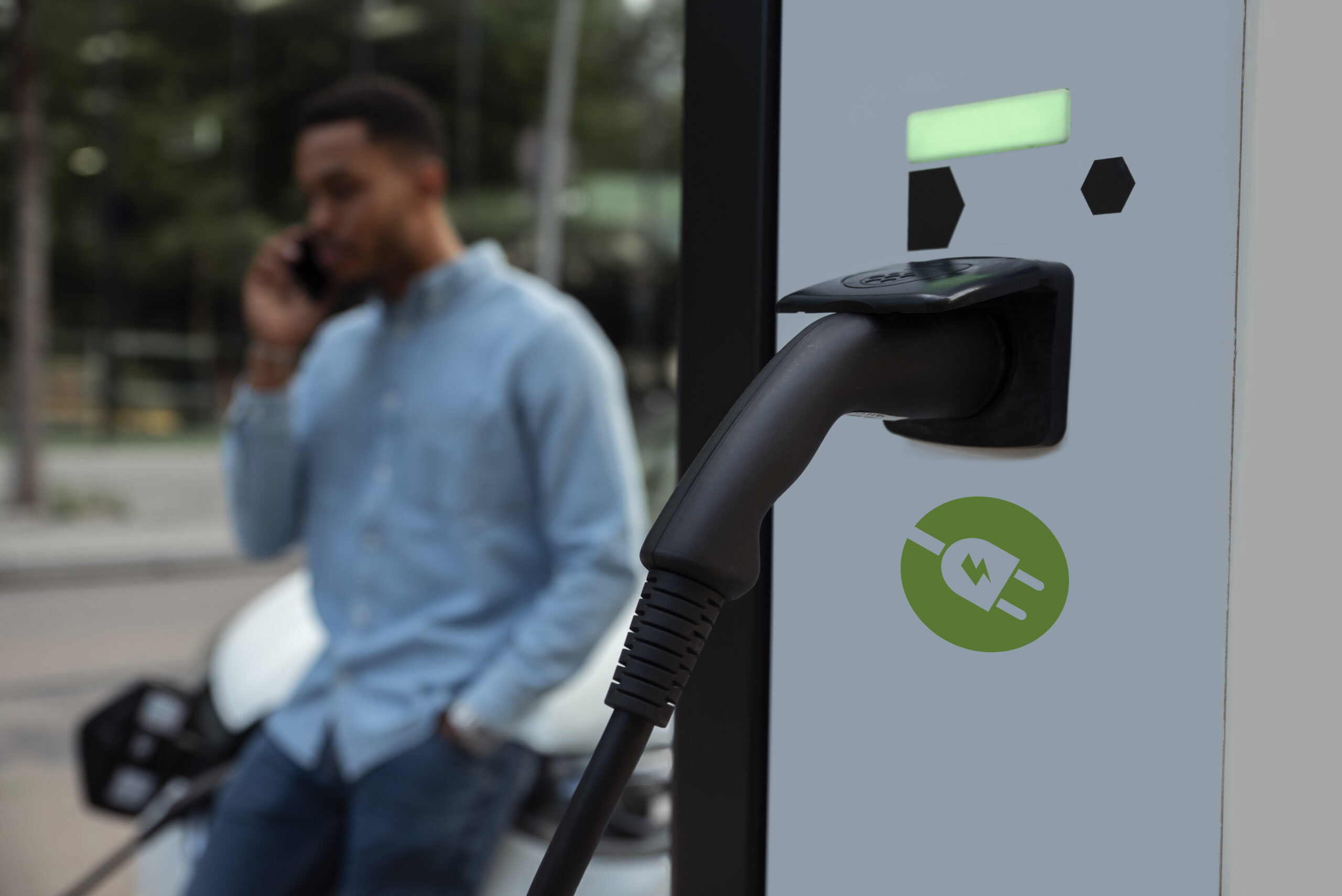 Voitures électriques : différence entre la borne de recharge et l'ICCB ...