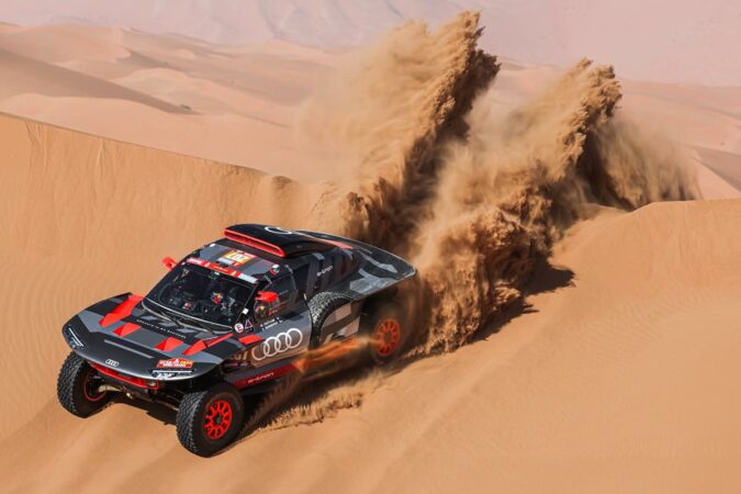 Carlos Sainz et son audi en pleine action dans les dunes