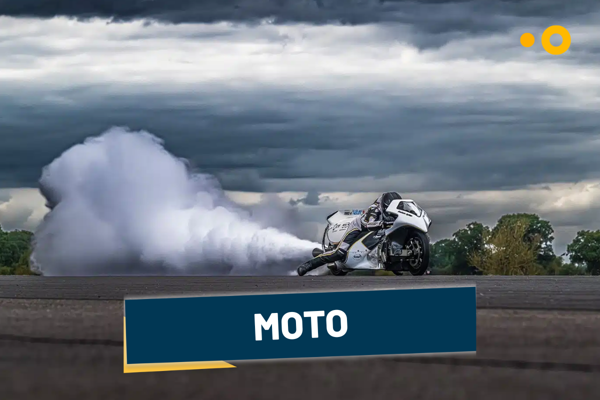 Cette moto à vapeur explose tous les records